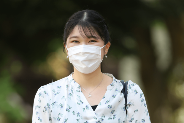 キャンパスに通学される愛子さま、大学生らしいカジュアルなコーディネートで（4月12日）