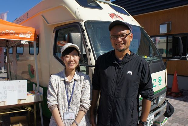 本への思いを聞かせてくれた荒井代表と、活動にひかれ大学新卒で入社した竹次さん