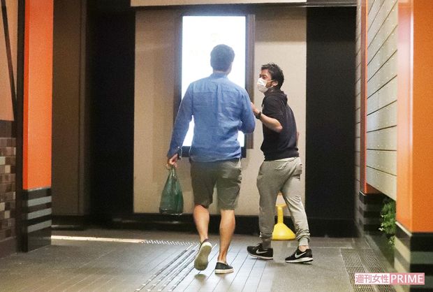'18年5月20~21日、先にチェックインしていた柳沢は女性と少し距離を置いてホテルへ
