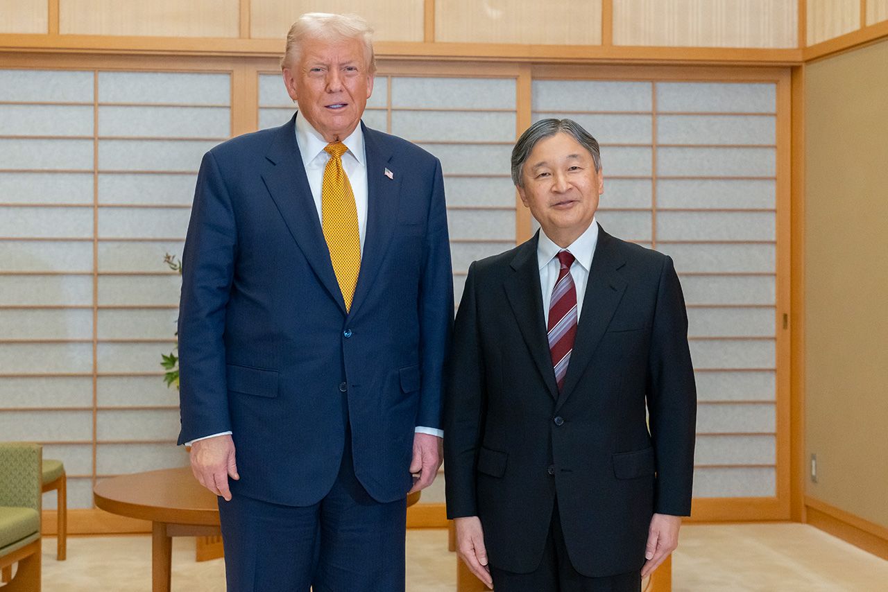 2025年10月27日に天皇陛下と会見をしたトランプ氏。スーツのボタンはきちんと閉めている（宮内庁提供写真）