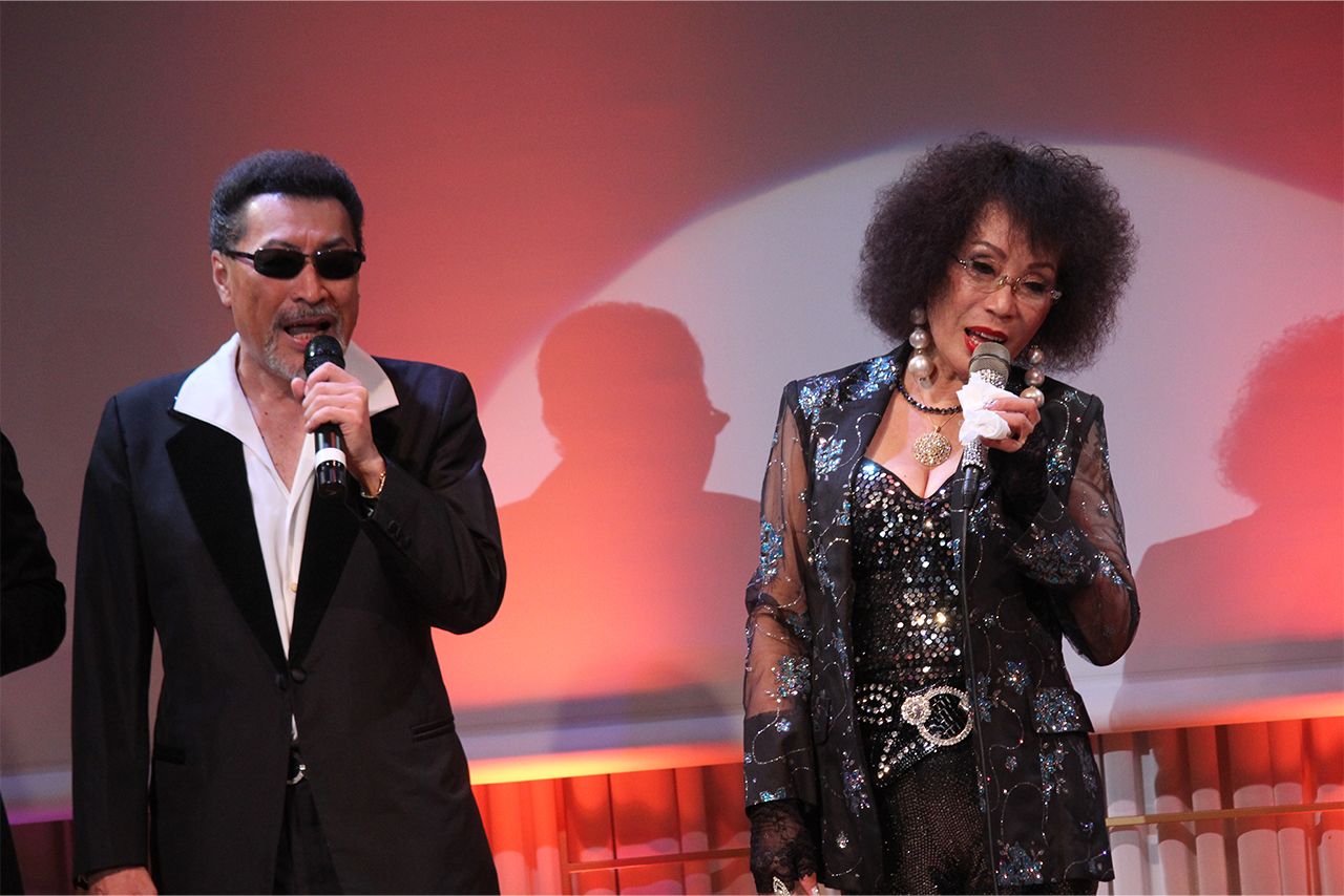 桑野信義（左）と清水節子（清水節子ディナーショーにて）