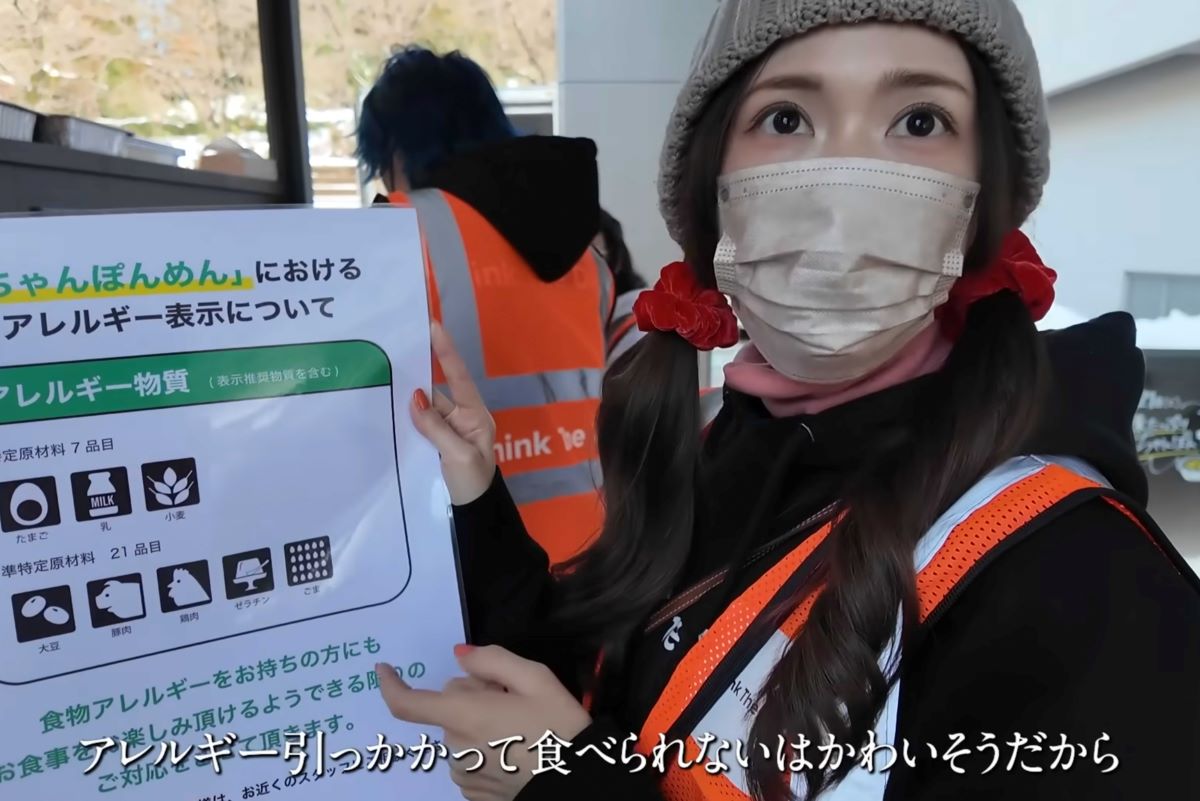 薄めのメイクにゆるく巻いた髪、赤いシュシュがトレードマーク（「SaeChannel」より）