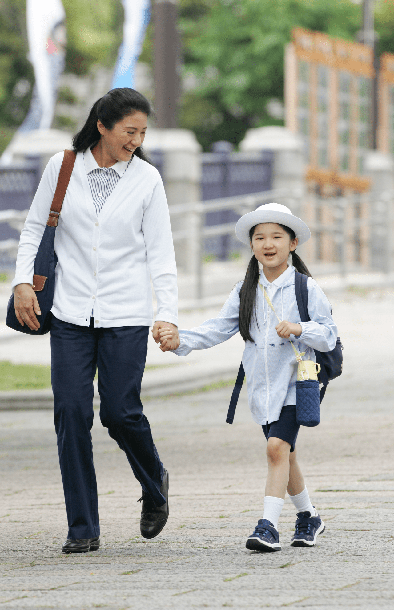 2008年、5月、学習院初等科の遠足におふたりでご参加。動きやすい服装で水族館を回られた（撮影／JMPA）