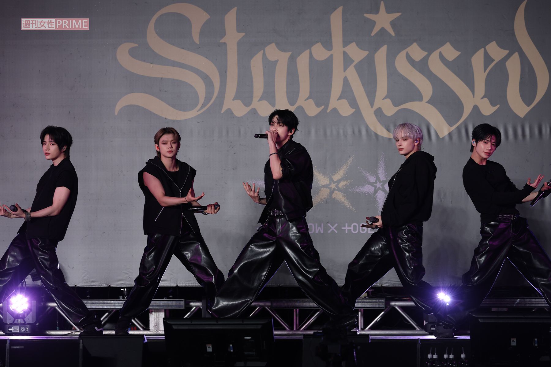 パフォーマンスをするTOMORROWXTOGETHERメンバー