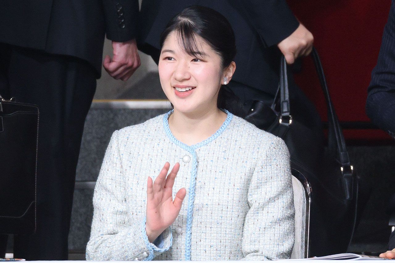 《2025年2月天皇杯》身を乗り出すようにしながら白熱したプレーを見守られていた愛子さま（写真／JMPA）