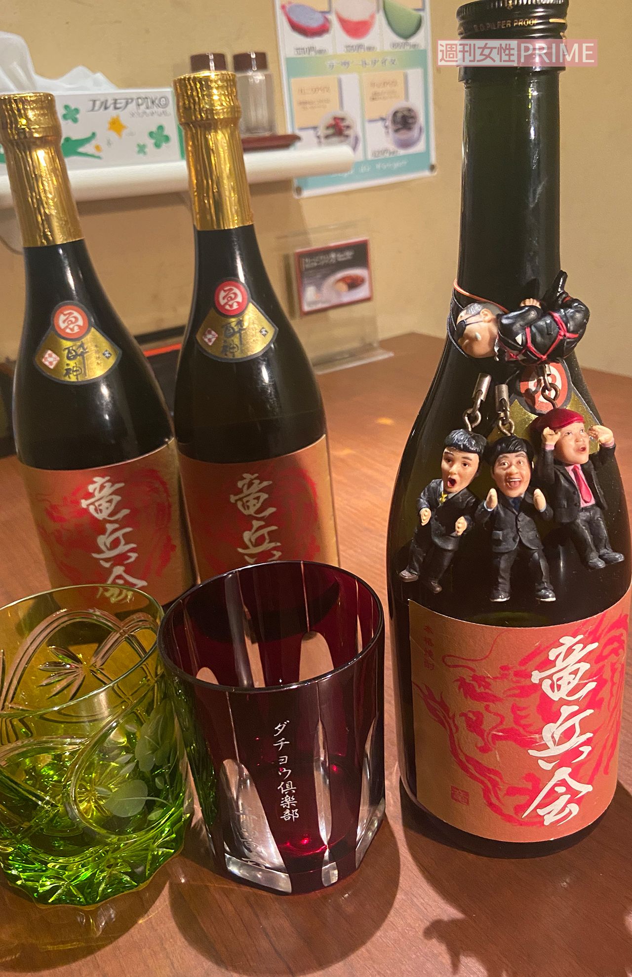 行きつけの焼き鳥店が特注で作った「竜兵会」の焼酎と、上島さんの使ったグラス（行きつけの焼肉店店主提供）