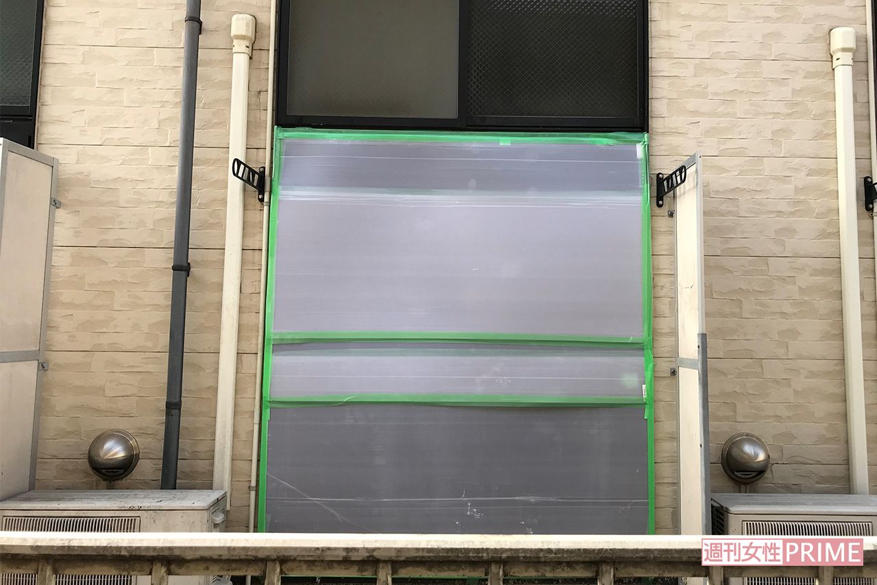 消火活動で窓ガラスの割られた田原春貴之容疑者宅は補修の生々しい跡が残っていた