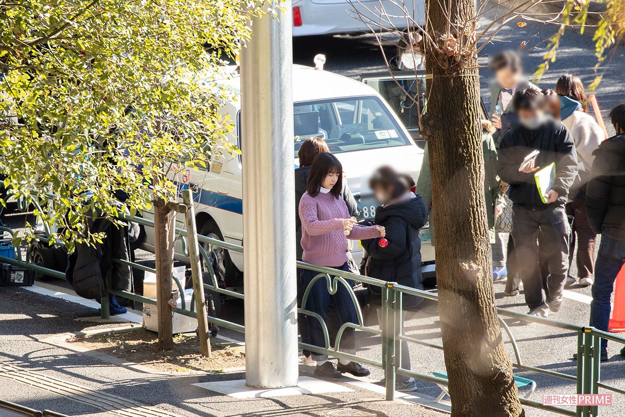 『オー！マイ・ボス！恋は別冊で』（TBS系）のロケ現場でけん玉をする上白石萌音