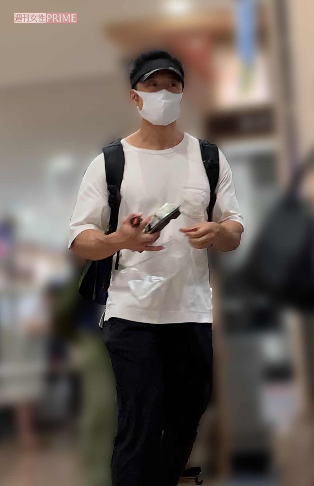 ジム帰り後にスーパーでパック寿司を購入するなかやまきんに君