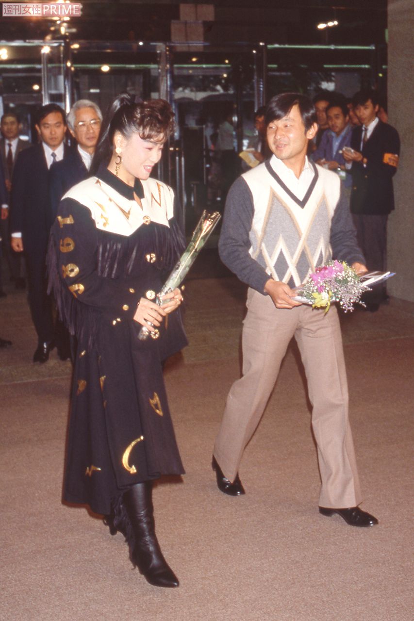 1986年10月、柏原芳恵のコンサートで。庭に咲いていたバラを一輪贈った　撮影／本誌写真班、宮内庁提供、JMPA