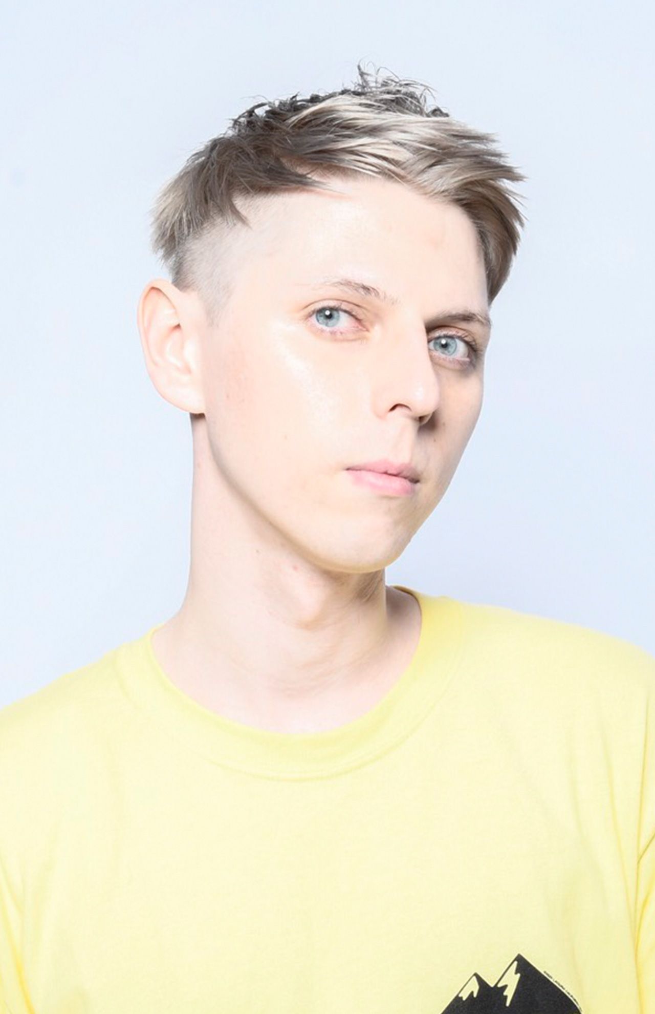 小原ブラス　 ロシアのハバロフスク出身、兵庫県姫路市育ち。同じくロシア生まれ日本育ちの中庭アレクサンドラと関西系ロシア人コンビ『ピロシキーズ』を結成し、YouTube チャンネル『ピロシキーズ』が話題に。新おネエタレントとして、ロジカルかつ歯に衣着せぬコメントで人気急上昇中。