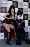 2013年、セガ『デーモントライヴ』完成発表会に出席した聖飢魔II・デーモン閣下と壇蜜