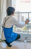 中性洗剤を薄めたスプレーを窓ガラス全体に吹きかけ、しっかり拭き掃除をし、から拭きでしあげる。すると、結露の予防に 撮影/山田智絵