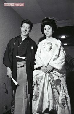 7年間の交際後、1961年に30歳で結婚した宇津井健さん。後に息子が誕生