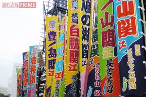 国技館前に並ぶ、色とりどりののぼり