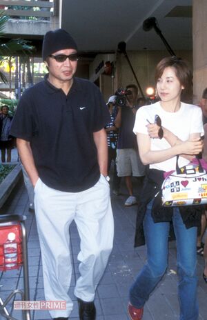 ガイド本も出すほど、ハワイ好きとして知られる吉田拓郎。'02年の正月は森下愛子と夫婦でハワイに