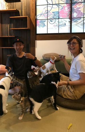 妻・由梨恵さんと。時間がある時は2人でカフェに出かけることが多い。自然体の夫婦だ