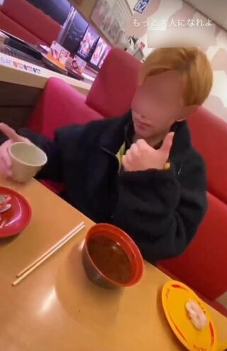 ひと通りの迷惑行為を終えると、ドヤ顔をしてみせる金髪男性（滝沢ガレソ氏ツイッターより）