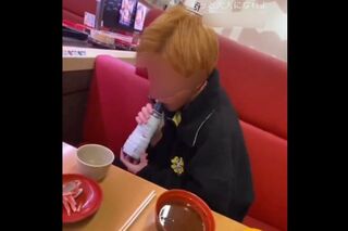 醤油ボトルの注ぎ口を舐める男性（滝沢ガレソ氏ツイッターより）