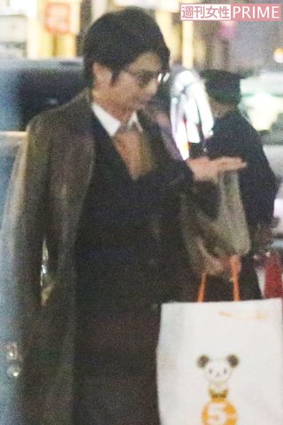 弁護士風ファッションで現れた向井理