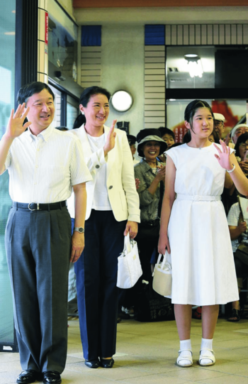 '14年8月。伊豆急下田駅。「とても爽やかな“ホワイトリンクコーデ”。お召し物だけでなく、バッグやシューズ、アクセサリーなどの小物は白を選ばれていらっしゃいます」撮影／JMPA