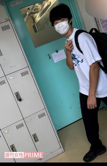 白いクラスＴシャツにマスク姿で校内を歩かれる悠仁さま（来場者提供）