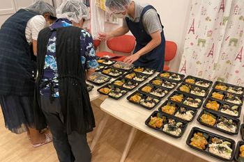 感染症対策に注意をしながらボランティアが弁当作り（新宿ニコニコ子ども食堂提供）