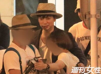 写真撮影に応じる松本潤