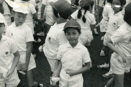 小学校の中学年まではショートカットで、まるで少年のようだった