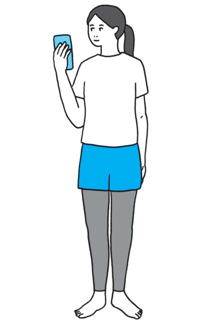 スマホは正面に向けて操作（イラスト／『体の仕組みを解析し導き出された疲れないコツ大百科』（アスコム）より提供）