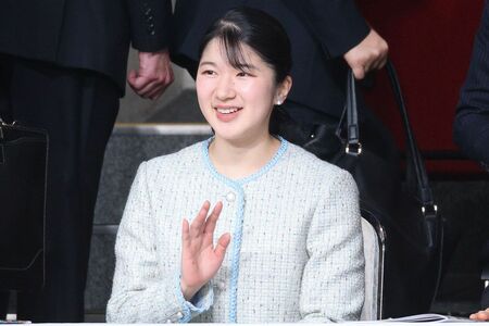 《2025年2月天皇杯》身を乗り出すようにしながら白熱したプレーを見守られていた愛子さま（写真／JMPA）