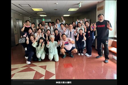 別班メンバーの入院先の撮影にドラムの姿が（番組公式エキストラ写真館より）