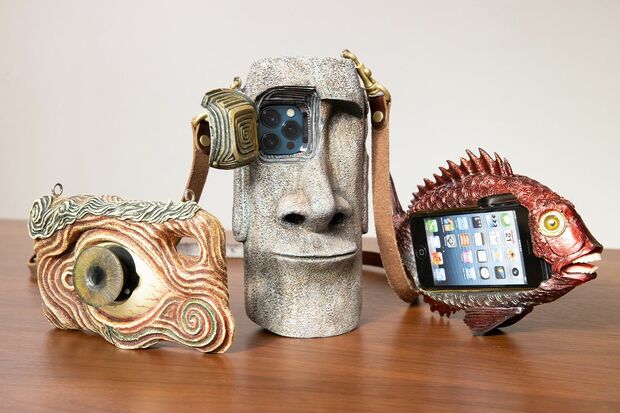 左から“eyePhone”“モiPhone”“鯛Phone”。作品にもよるが制作期間は1週間から1か月を要する