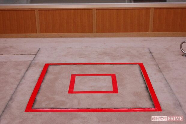 （4）そして踏み板が開き、死刑が執行される（執行室の写真／2010年法務省提供）