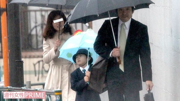 雨の中、團子の小学校入学式に笑顔で出席する香川と元妻（'10年4月）