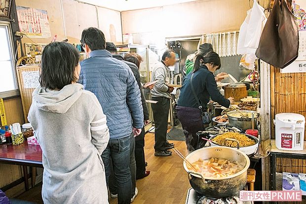 はつゑさんの味を求め、多くのお客さんでにぎわう店内。　撮影／原田 崇