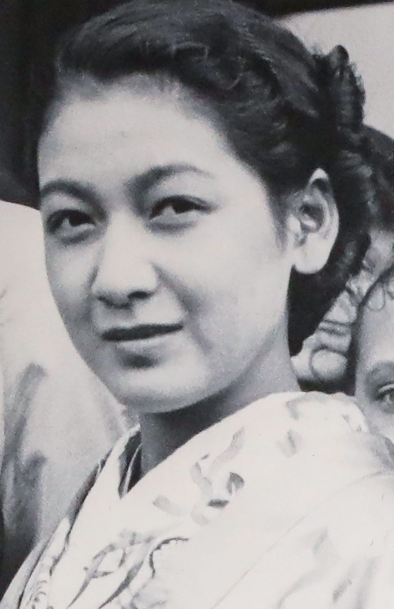 14歳のときに原節子（本名・会田昌江）で映画デビュー。『河内山宗俊』の撮影中にドイツの映画監督の目にとまり、日独合作映画のヒロインに抜擢され注目される