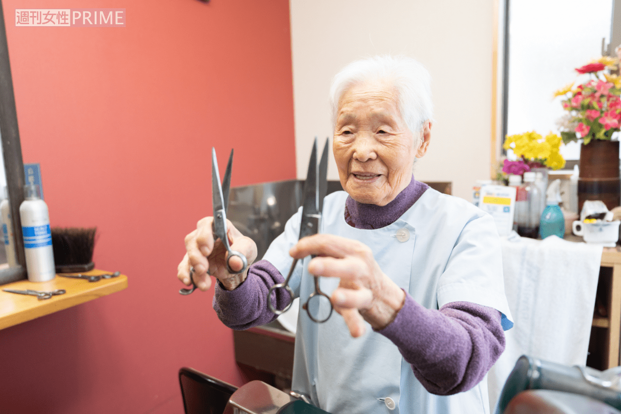 指かけがあるハサミ（左）より、「眼鏡バサミ」（右）のほうが扱いづらいが、こちらを長年愛用（撮影／北村史成）