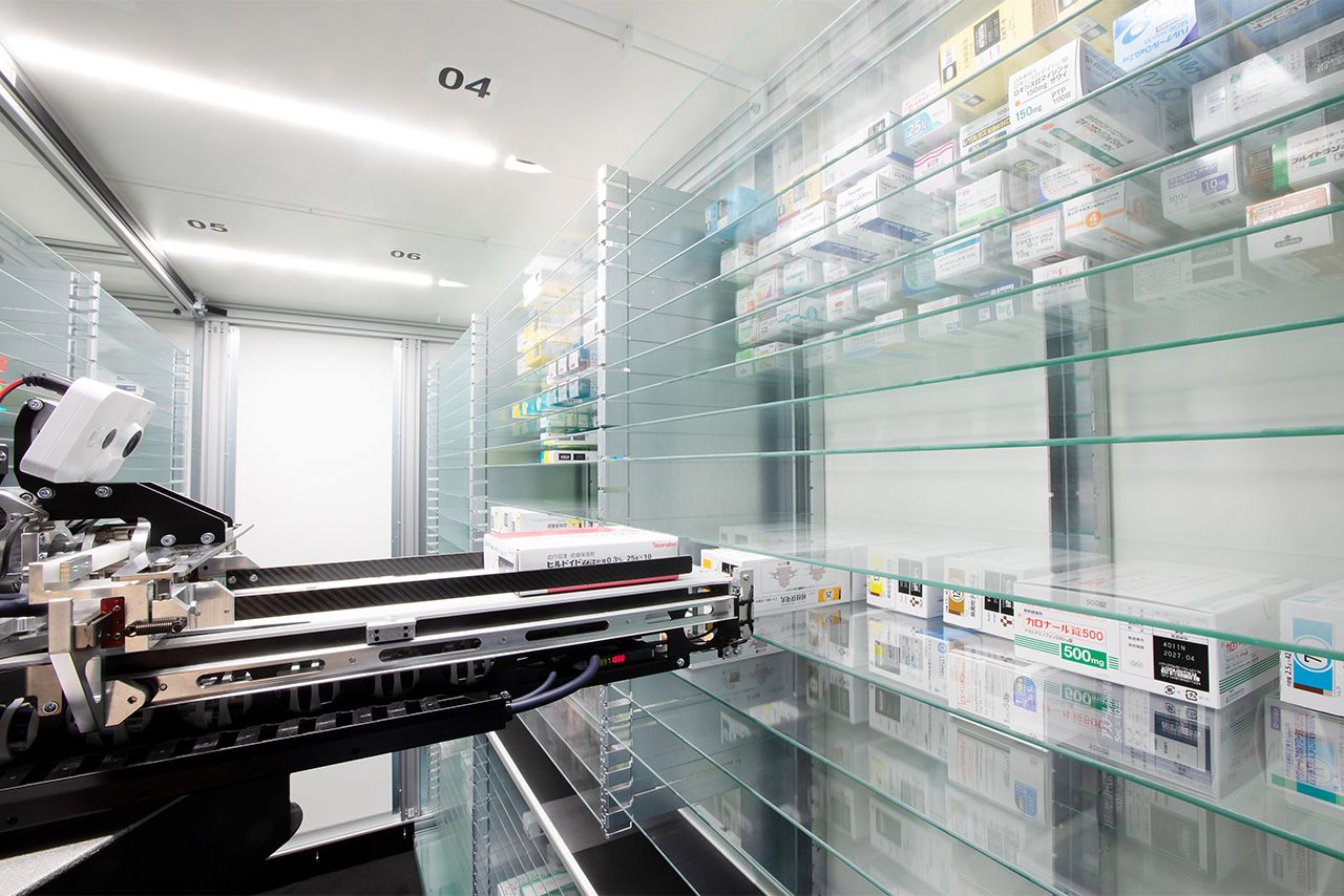 薬局24 byGMOの調剤ロボット。最新テクノロジーを導入することで、正確かつスピーディーな調剤を行う
