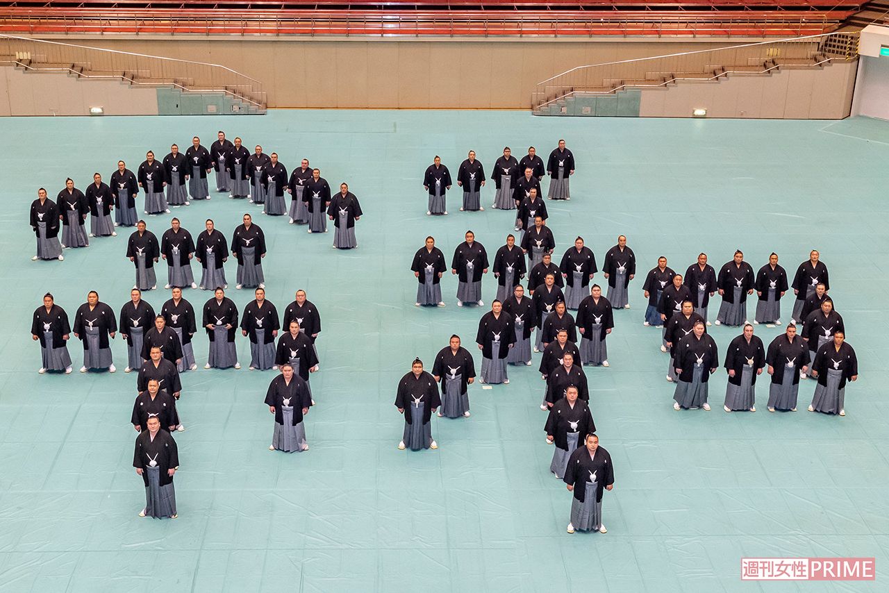 令和元年、相撲さんが人文字で作った「令和」