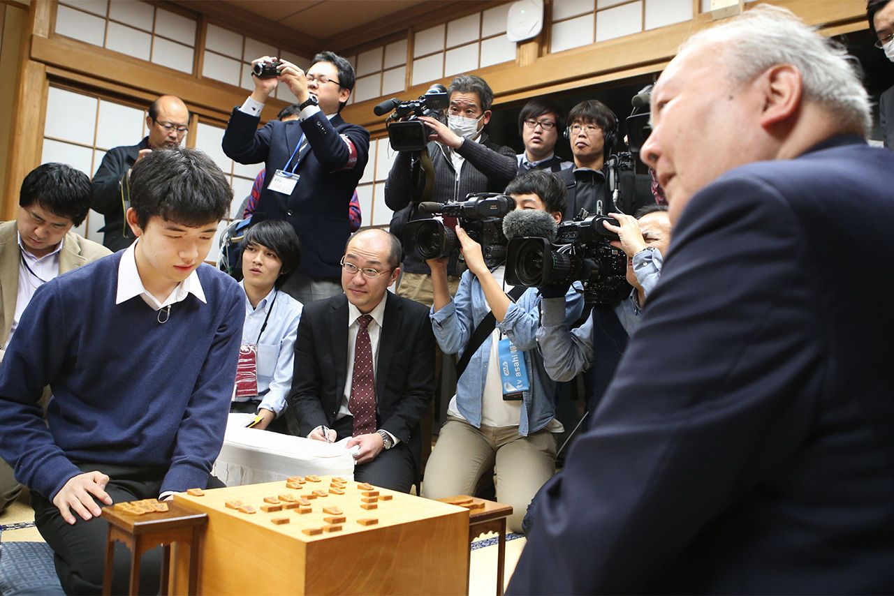 2016年に、加藤一二三さんが藤井聡太六冠のプロデビュー戦の相手となった（共同通信社）