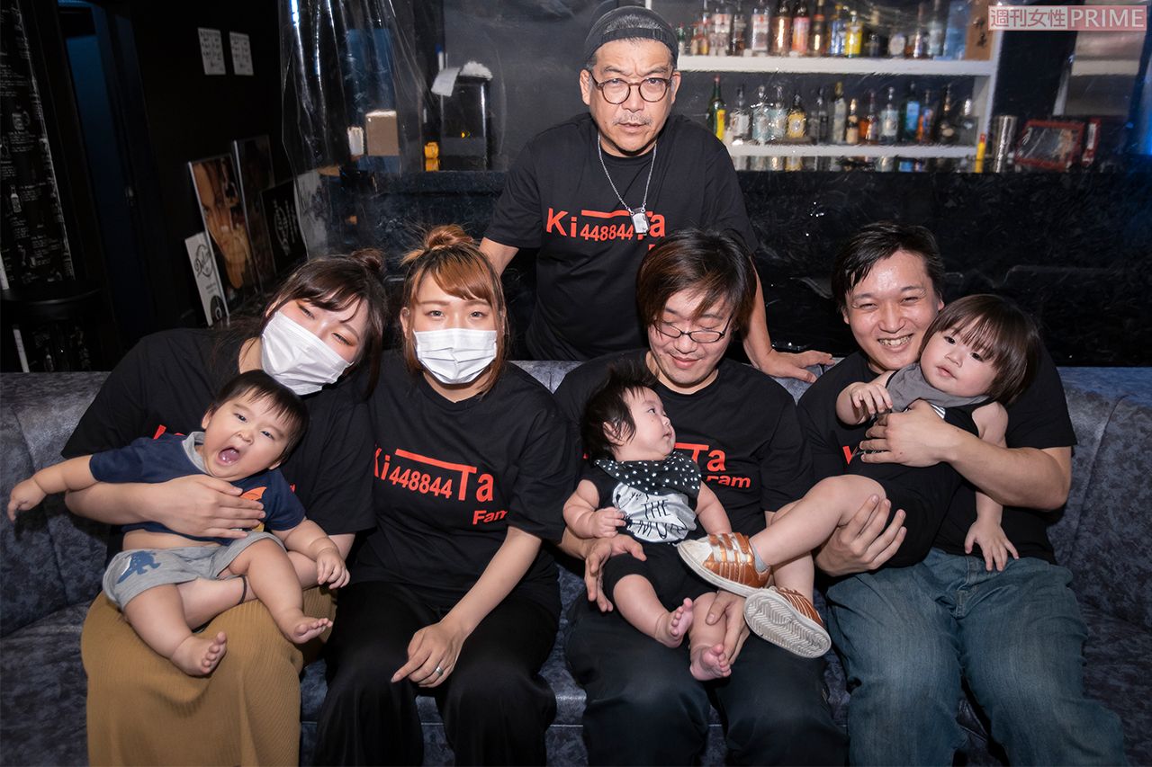 左から四女・都美さん、次女・柔美さん、ビッグダディ、長男・新志さん、四男・源志さん。子どもたちが抱いているのはダディのお孫さんたち 撮影：齋藤周