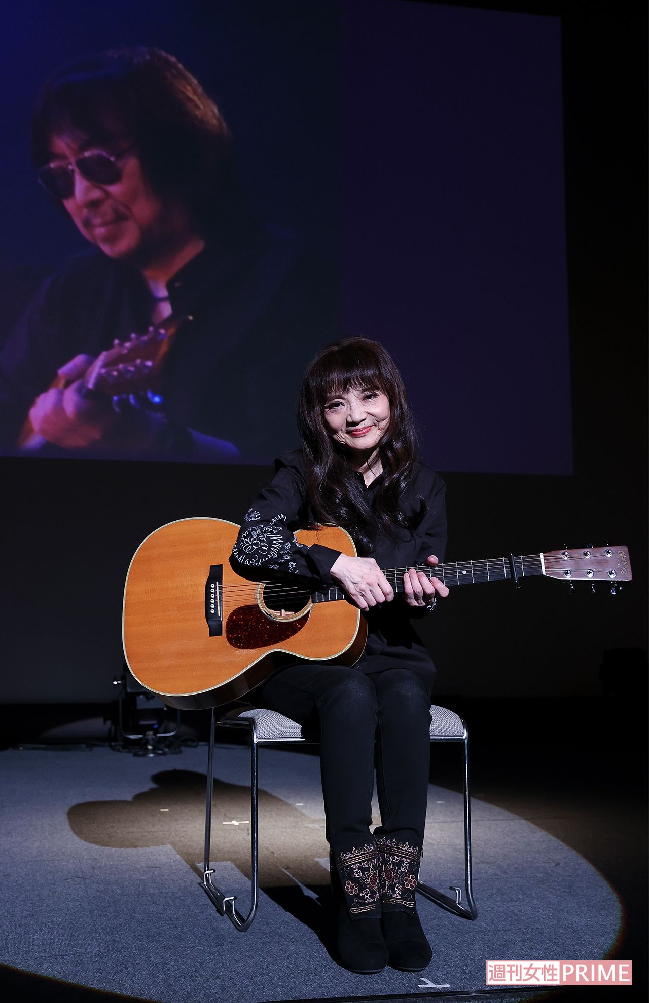 7月4日に行われた「安田裕美の会」。故・安田さんの写真とギターが見守る中、涙をこらえて歌い切った