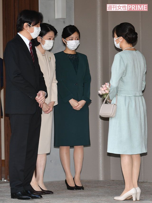 結婚当日、バラのブーケを手に自宅を離れる眞子さんを秋篠宮ご夫妻と佳子さまが見送られた（'21年10月26日）