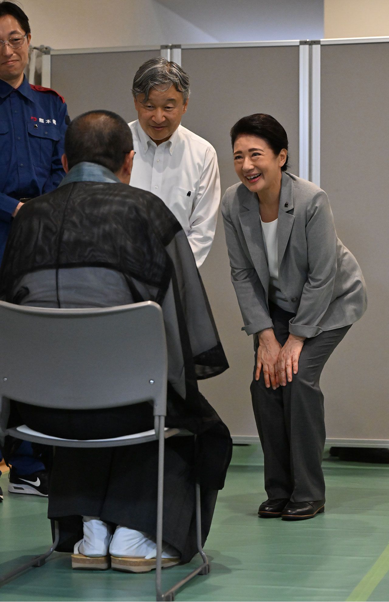 9月30日、被災地を見舞うため熊本県を訪問された。懇談では被災者の言葉に耳を傾けて、ねぎらいや応援の声をかけられた両陛下。写真の手前に写るのは能令さん