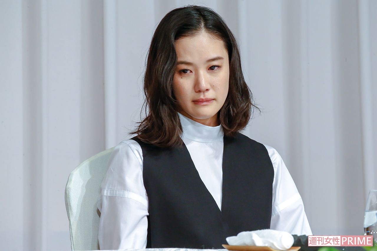 山里の言葉に涙を浮かべる蒼井優