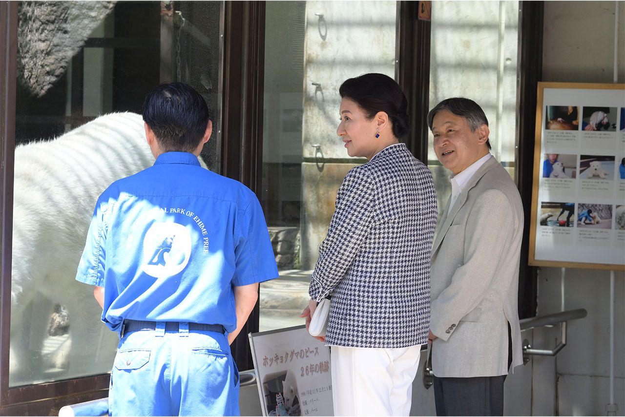 ”ピース”が暮らすクマ舎の前で、担当キーパー・髙市敦広さんの説明を傾聴される両陛下　