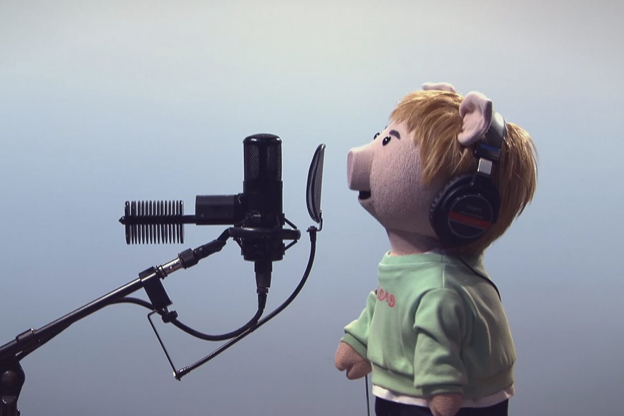 人形劇版『猫』のPV。ヘッドホンのロゴ“SONY”が“TONY”に （C）NHK