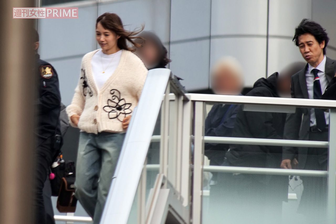 2025年11月3日、ドラマ『ちょっとだけエスパー』撮影で宮﨑あおいと大泉洋は笑顔で話すなど、和気あいあいとした様子