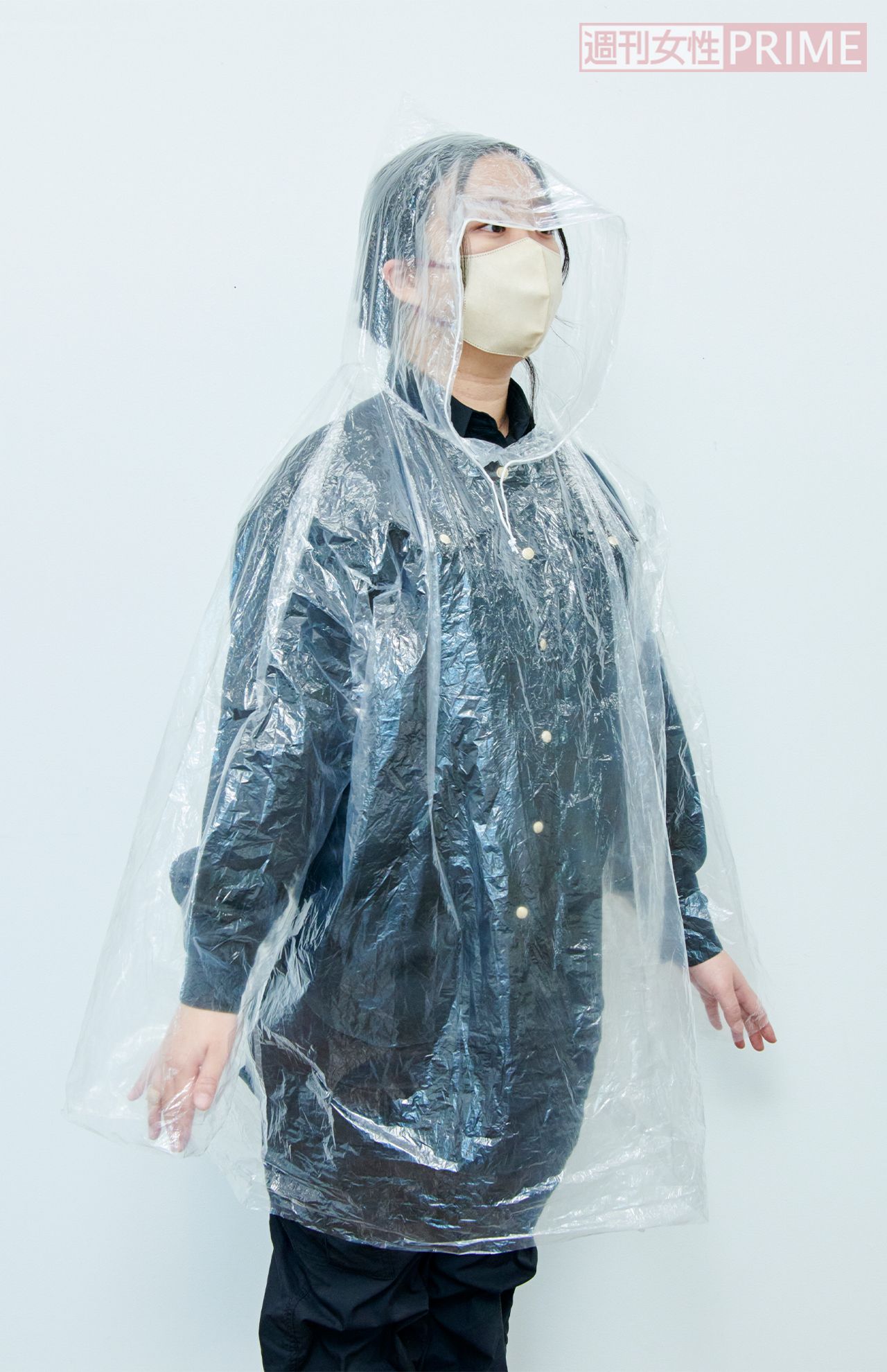 「携帯用コンパクトレインコート」着用イメージ。薄いビニールでできているので耐久性がなく使い捨てだが、一時的に雨を防げる　撮影／山田智絵